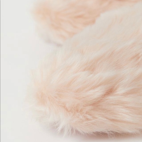 NWT Powdered Pink Faux Fur Slippers - Picture 2 of 4